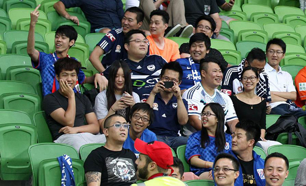 申花球迷澳洲打横幅嘲讽上港，这是欧洲成熟的球迷文化？