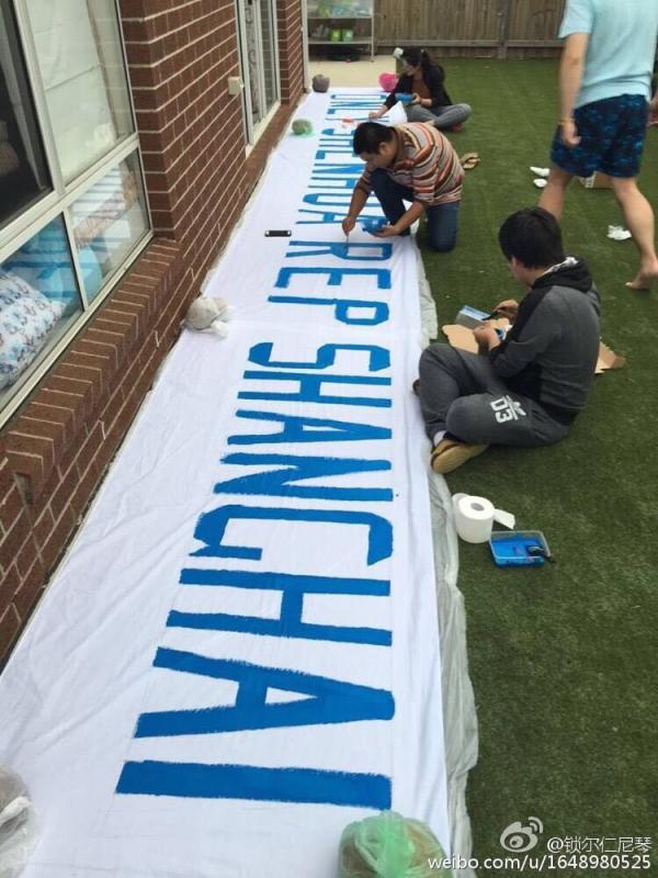 申花球迷澳洲打横幅嘲讽上港，这是欧洲成熟的球迷文化？