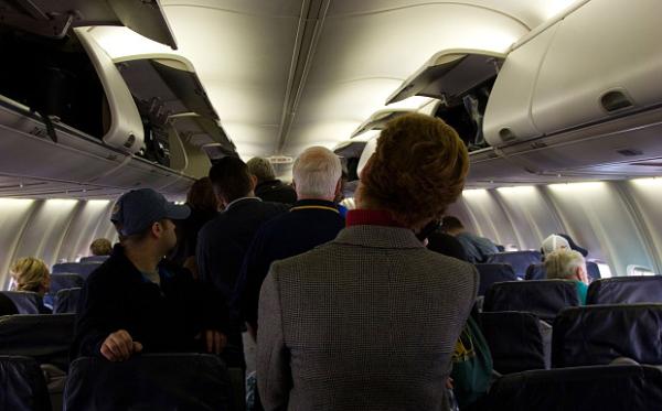 在飞机上做这些事情，会让自己成为不懂礼貌的“熊大人”