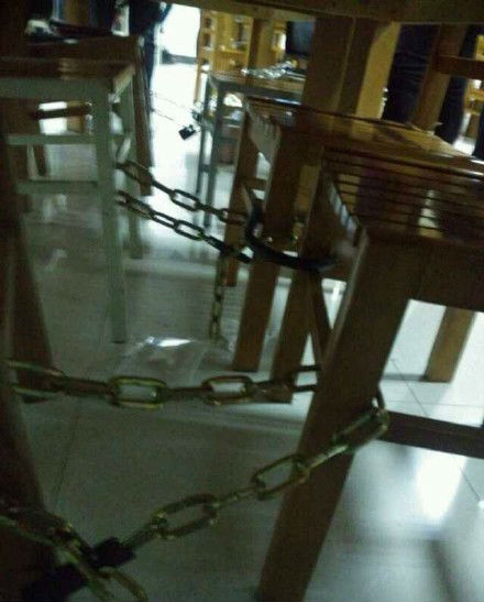 学生用铁链锁住占座