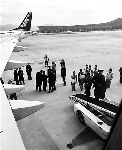 飞机回到昆明机场，多名工作人员和安保人员来到了飞机旁