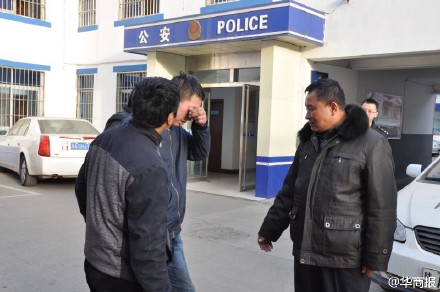 小伙被困传销窝 警察假装