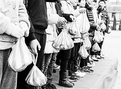 新华社电有说法称，孔子设坛讲学，弟子敬之以“束脩”，就是十条干肉。浙江温岭一中学的开学典礼也用到了肉，不同的是，这些肉是学校奖励给45名优秀学生的“奖学金”，学校称是为了让家人分享孩子的喜悦。