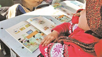 女生听得很仔细