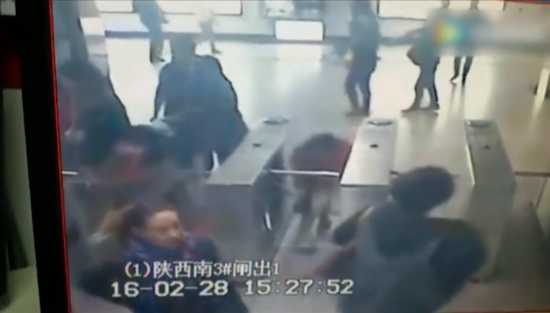 女老外上海地铁逃票被抓 被教育并罚款84元