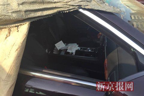 北京朝阳一停车场十余车被砸 车内财物遭劫(图)
