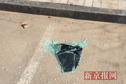 北京朝阳一停车场十余车被砸 车内财物遭劫(图)