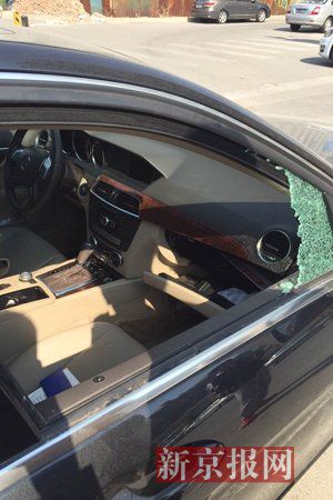 北京朝阳一停车场十余车被砸 车内财物遭劫(图)