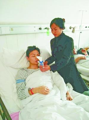 　家人在护理手术后的张某