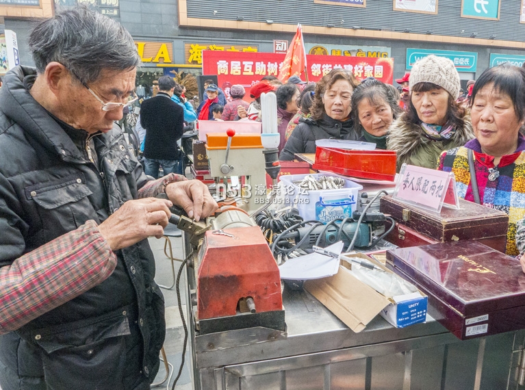 南通市举行 商居互助树新风 邻街共建好家园学雷锋集中志愿服务 (3).jpg