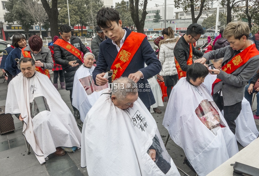 南通市举行 商居互助树新风 邻街共建好家园学雷锋集中志愿服务 (8).jpg