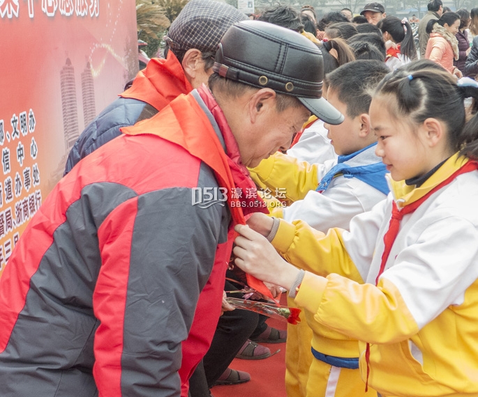 南通市举行 商居互助树新风 邻街共建好家园学雷锋集中志愿服务 (11).jpg