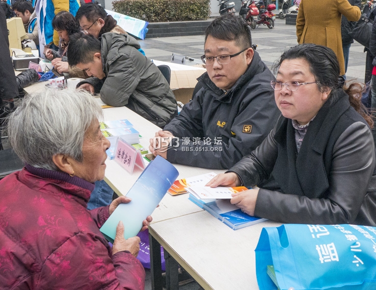 南通市举行 商居互助树新风 邻街共建好家园学雷锋集中志愿服务 (12).jpg