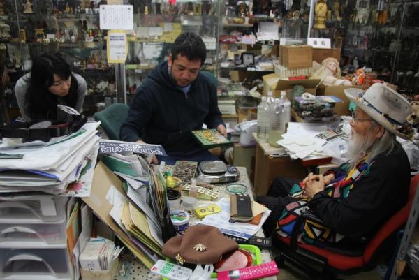 这个卖陨石的白胡子老爷爷相信“流星力量”