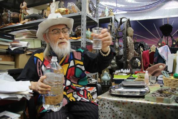 这个卖陨石的白胡子老爷爷相信“流星力量”