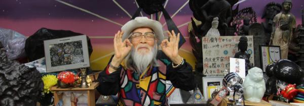 这个卖陨石的白胡子老爷爷相信“流星力量”