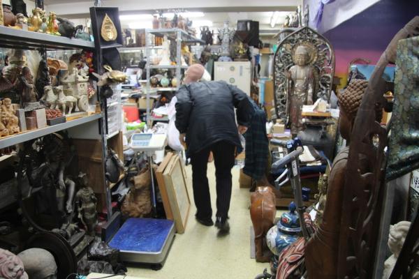 这个卖陨石的白胡子老爷爷相信“流星力量”