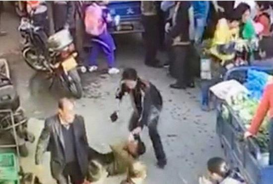 鱼档老板被指缺斤少两 一怒之下砍死顾客(图)