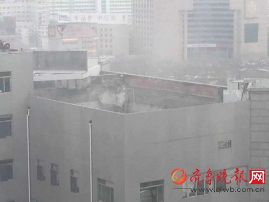 济南浦发大厦顶楼发生坍塌
