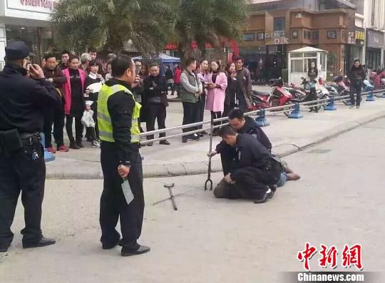 警方将持刀行凶的男子制服