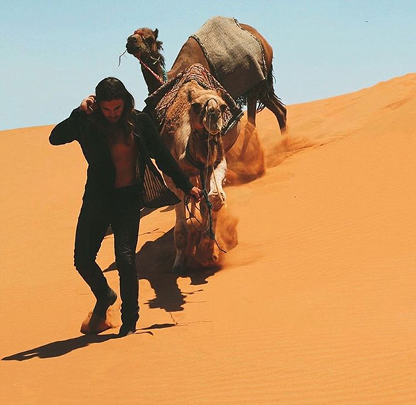 14岁起相恋携手周游世界，这对情侣就这样虐死单身狗