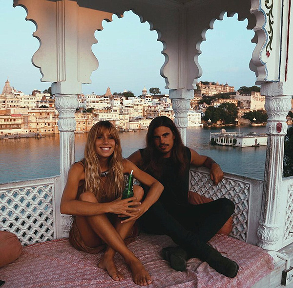 14岁起相恋携手周游世界，这对情侣就这样虐死单身狗