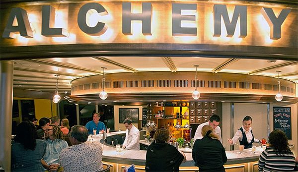 不同寻常的海上酒吧，白大褂调的鸡尾酒有没有比较好喝？