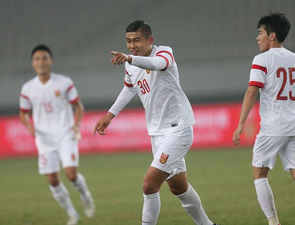 19岁张玉宁打入荷甲首球，之前他见得最多的人是队医