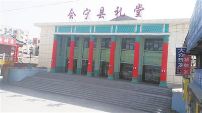 老师安排小学生挨冻付费看电影写观后感引质疑