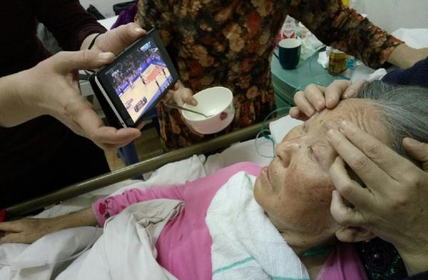 77岁奶奶脑梗醒来反复念叨“辽宁夺冠”，最爱球员是郭艾伦