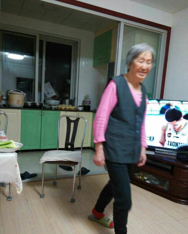 77岁奶奶脑梗醒来反复念叨“辽宁夺冠”，最爱球员是郭艾伦
