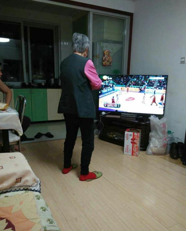 77岁奶奶脑梗醒来反复念叨“辽宁夺冠”，最爱球员是郭艾伦