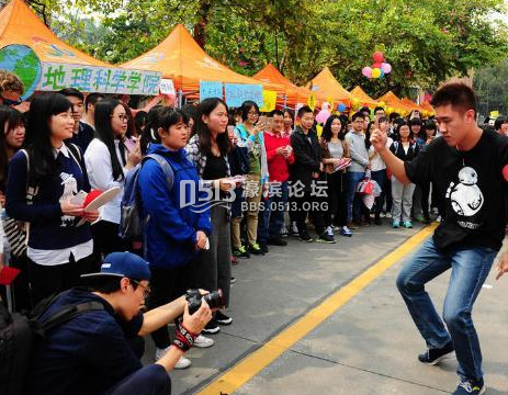 女大学生竞拍男生