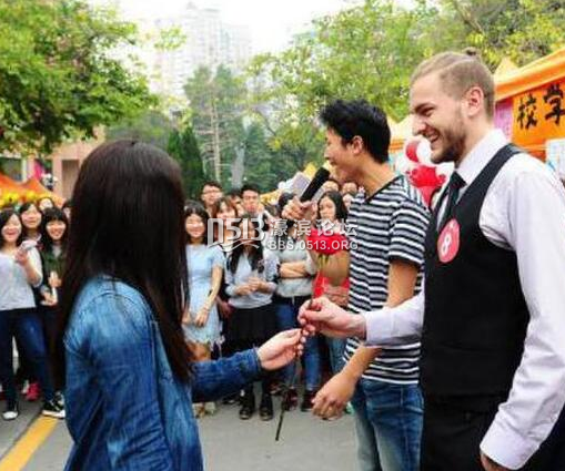 女大学生竞拍男生