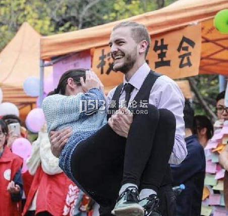 女大学生竞拍男生