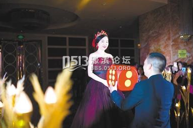 新郎献上色子作为捧花