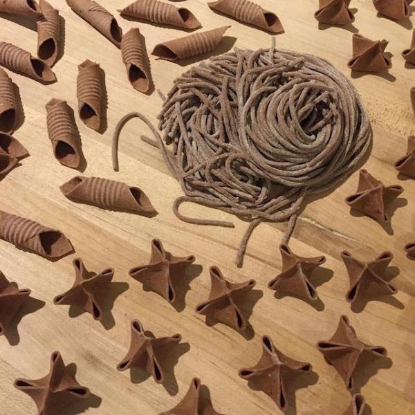 做不成画家，那可以做意大利面艺术家呀