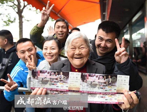 四川八旬老太凌晨排队为儿买CBA门票，数百球迷主动礼让