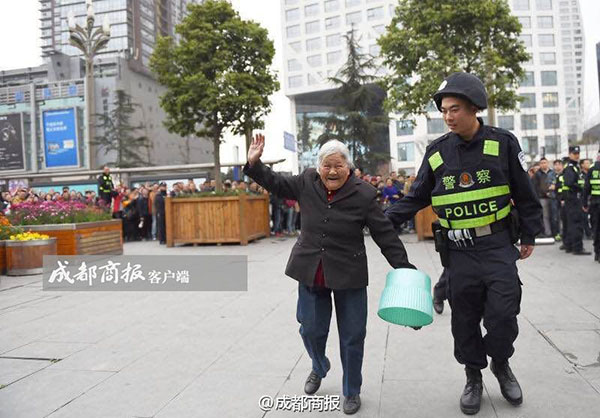 四川八旬老太凌晨排队为儿买CBA门票，数百球迷主动礼让