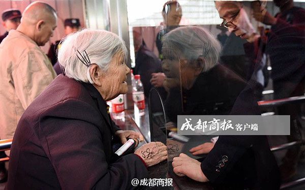 四川八旬老太凌晨排队为儿买CBA门票，数百球迷主动礼让