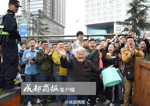 四川八旬老太凌晨排队为儿买CBA门票，数百球迷主动礼让