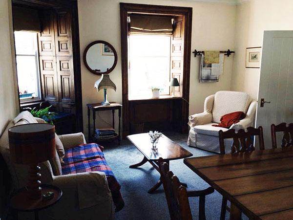 住这家AirBnb，顺便当一天书店老板