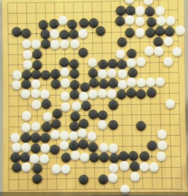 李世石再输一阵！AlphaGo在棋盘给他写了个“死”字
