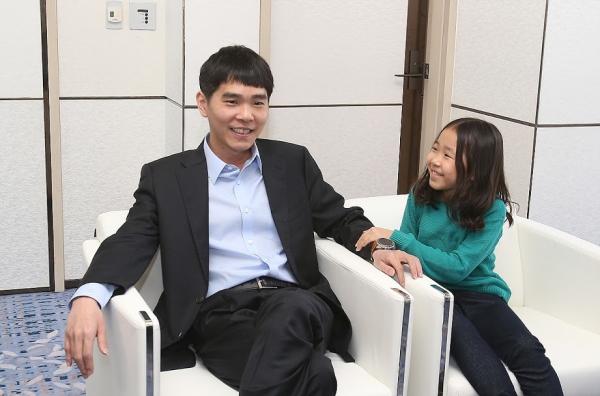 李世石再输一阵！AlphaGo在棋盘给他写了个“死”字