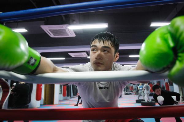 上海有个90后“猪排哥”：白天用拳打职业，晚上用拳做猪排