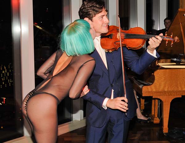 邓文迪那枚小她17岁的“男友”，小提琴和时尚都玩到飞起