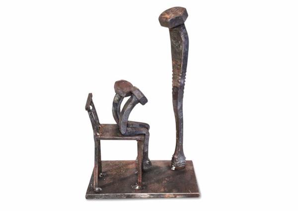 他用生锈的螺丝钉，写了一首关于孤独和依靠的诗