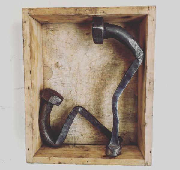 他用生锈的螺丝钉，写了一首关于孤独和依靠的诗