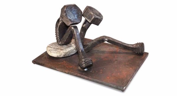 他用生锈的螺丝钉，写了一首关于孤独和依靠的诗