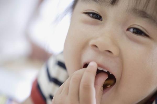 看到孩子吃手，你是不是控制不住想要管管？